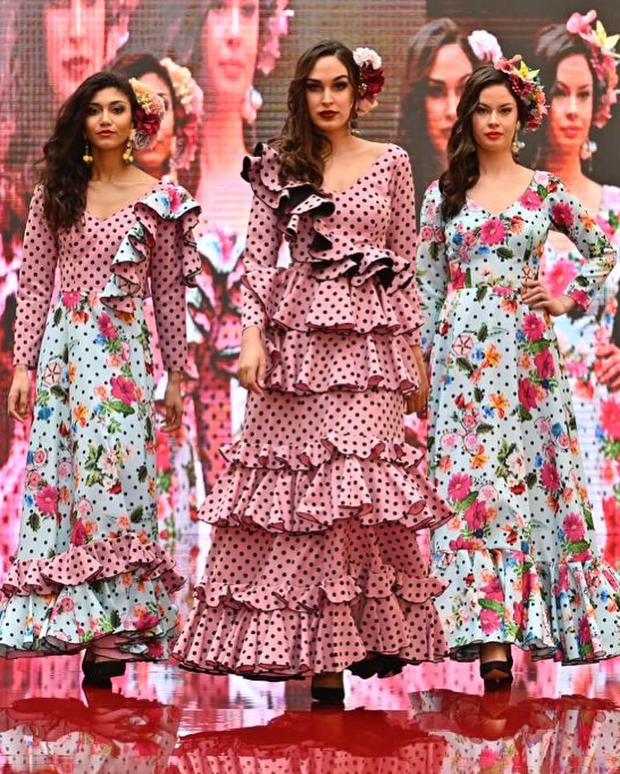 TRAJE DE FLAMENCA - ESTAMPADO COMBINADO CON ROSA LUNAR NEGRO