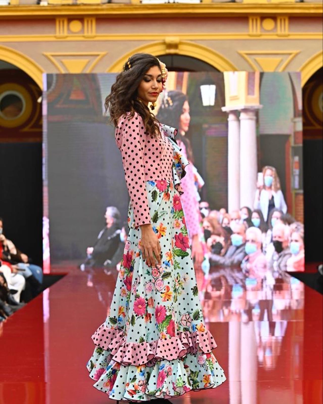 TRAJE DE FLAMENCA - ESTAMPADO COMBINADO CON ROSA LUNAR NEGRO