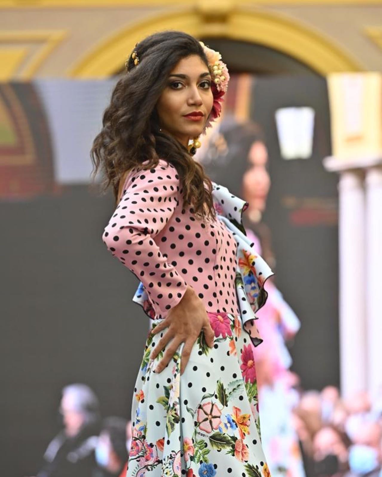TRAJE DE FLAMENCA - ESTAMPADO COMBINADO CON ROSA LUNAR NEGRO
