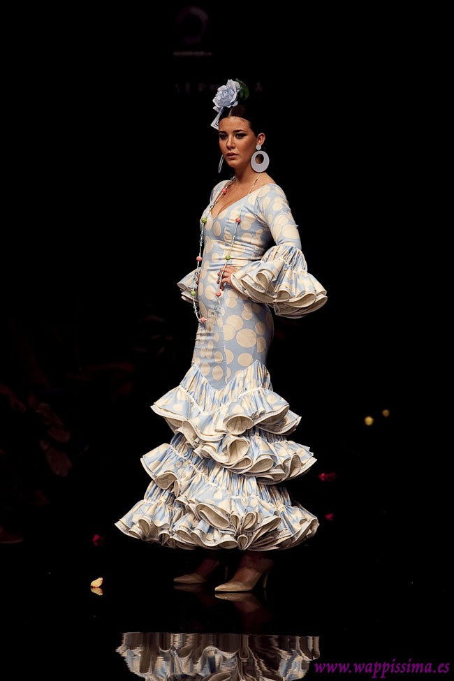 TRAJE DE FLAMENCA - CELESTE CON LUNARES BEIGE