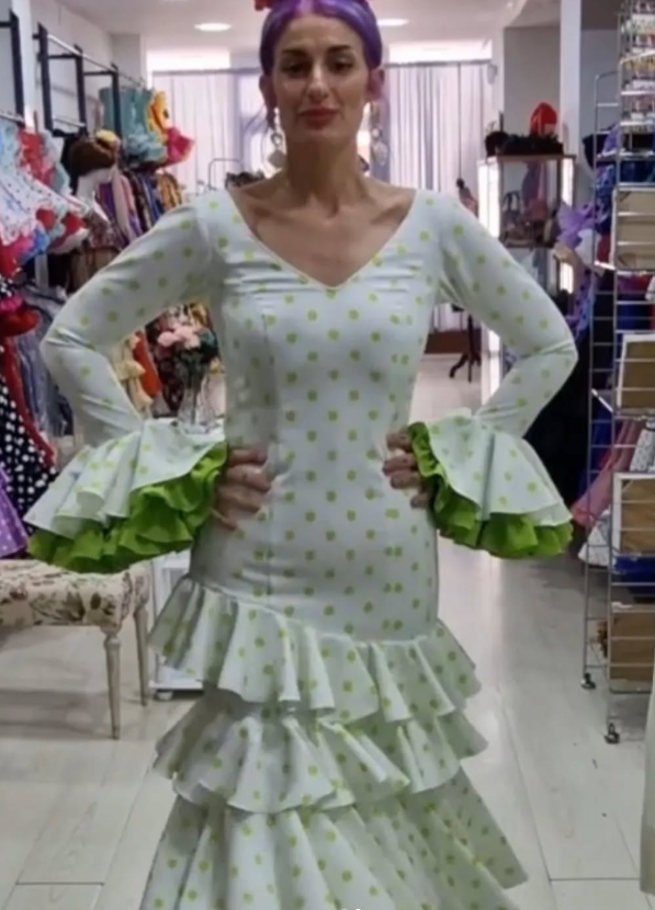 TRAJE DE FLAMENCA - BLANCO LUNAR VERDE PISTACHO