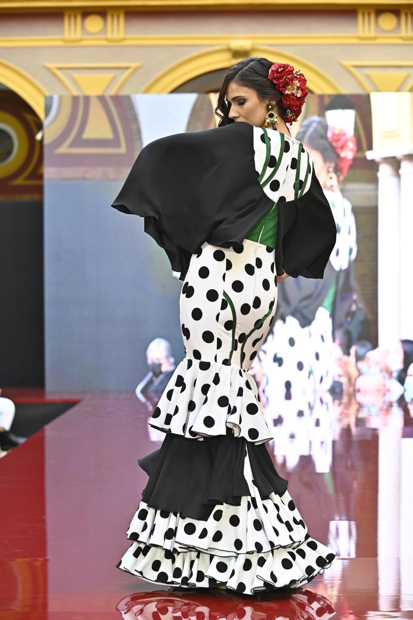TRAJE DE FLAMENCA - CAPA NEGRA AL PECHO - BLANCO LUNAR NEGRO