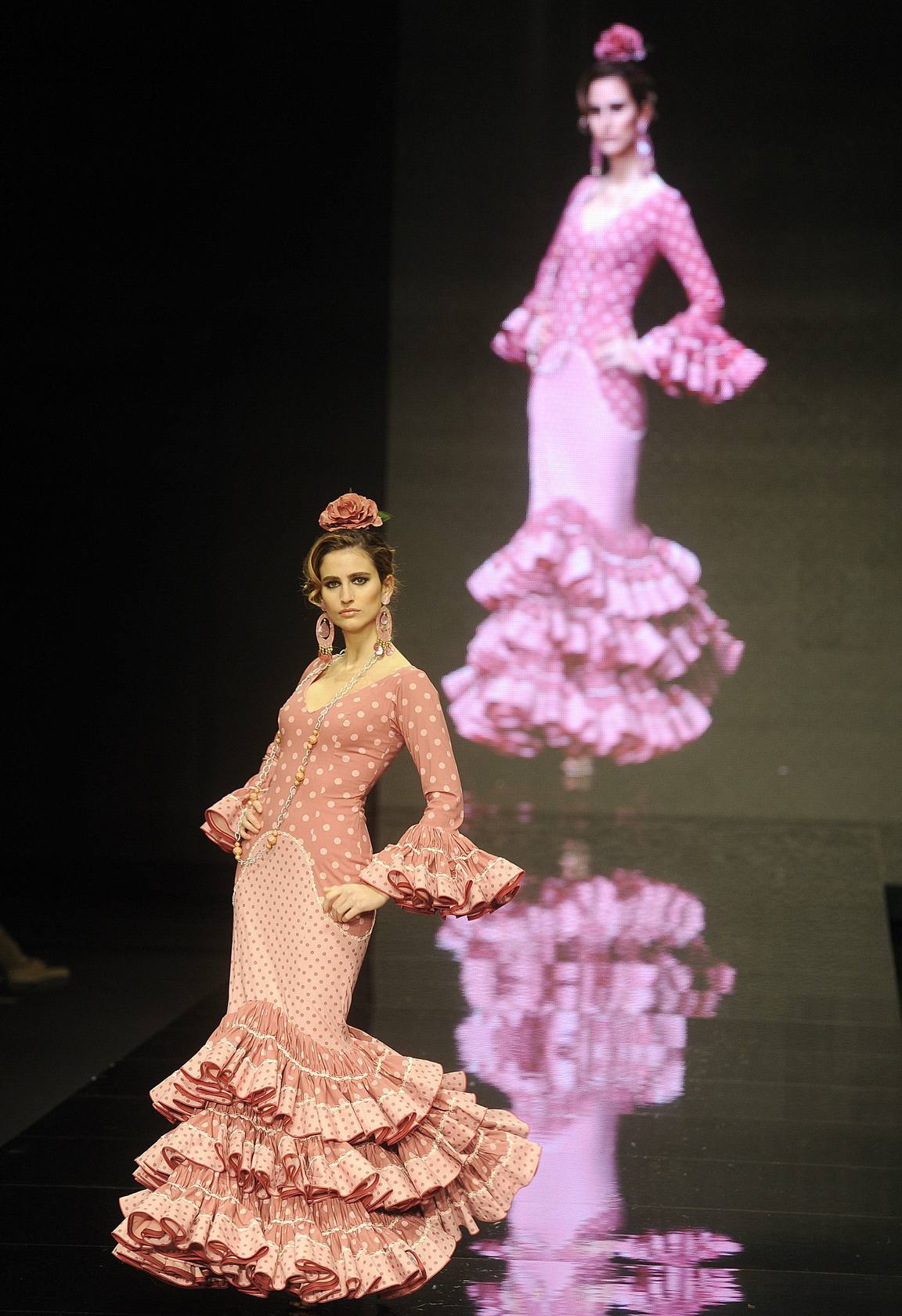 TRAJE DE FLAMENCA - CORTES ASIMETRICOS- ROSA PASTEL