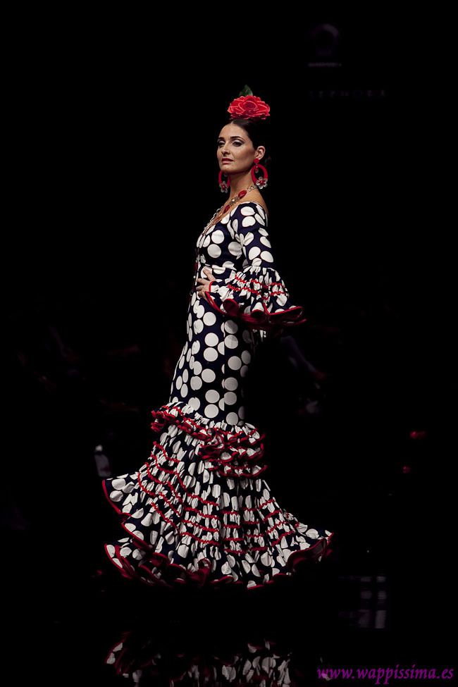 TRAJE DE FLAMENCA MARINO LUNAR BLANCO
