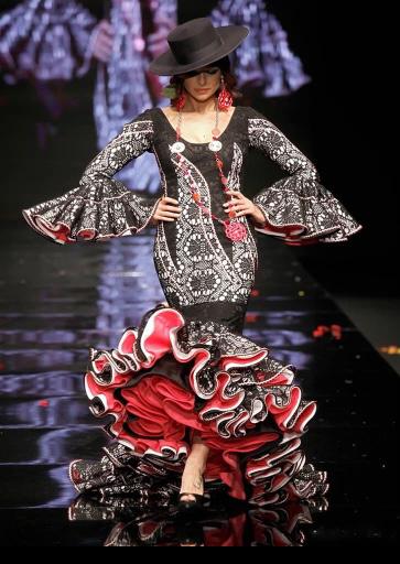 1 TRAJE DE FLAMENCA - CORTES ASIMETRICOS- NEGRO DE ENCAJE